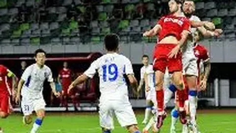 郭晶晶与霍启刚甜蜜牵手，观影笑颜灿烂，幸福氛围感染力十足